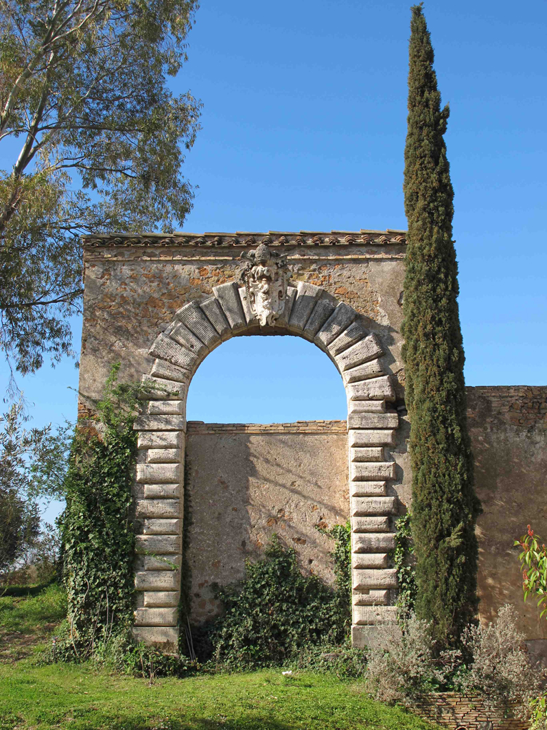 Portale del Fontana con lo stemma Borghese di Paolo V